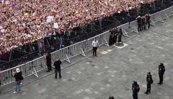 Konser BTS di Cile Terancam Batal, Ratusan ARMY Demo di Depan Istana Presiden