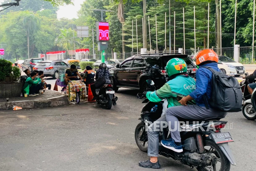 Menteri UMKM: Pendapatan Ojol Tak Turun Usai Komisi Aplikator Dipangkas Jadi 8 Persen