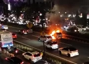 Mobil Terbakar di Tol Dalam Kota, Lalu Lintas Arah Cawang Macet