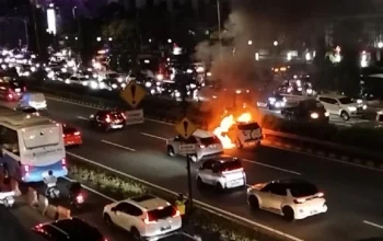 Mobil Terbakar di Tol Dalam Kota, Lalu Lintas Arah Cawang Macet