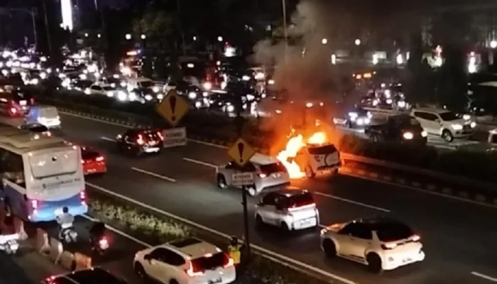 Mobil Terbakar di Tol Dalam Kota, Lalu Lintas Arah Cawang Macet