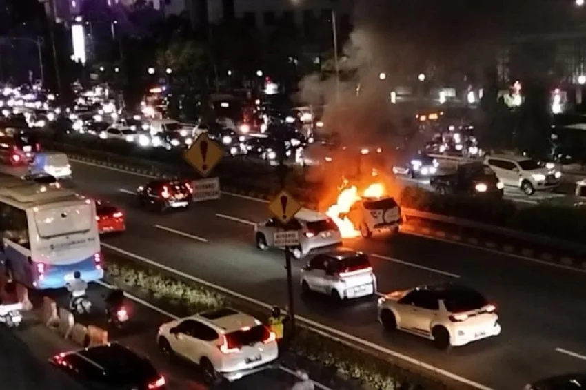 Mobil Terbakar di Tol Dalam Kota, Lalu Lintas Arah Cawang Macet