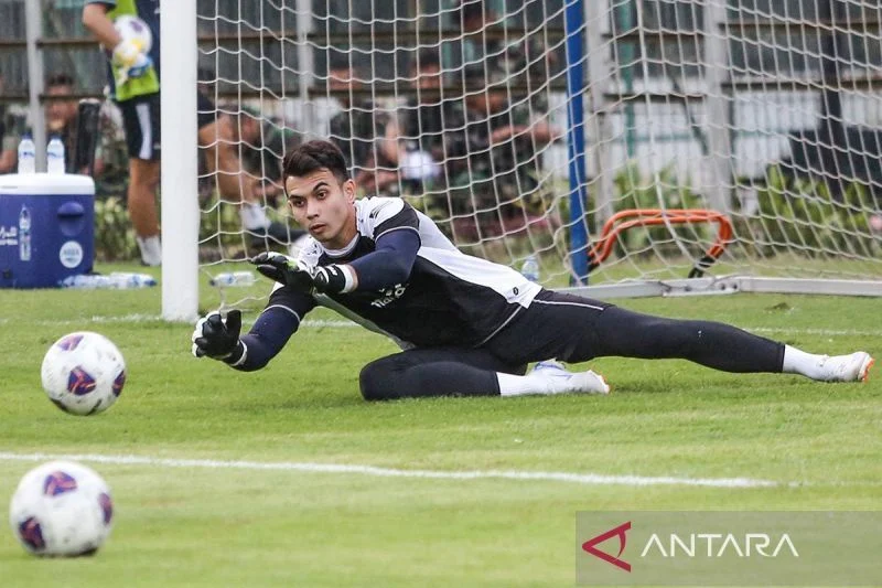 Nadeo Argawinata Resmi Gabung Persija: Tantangan Baru Bagi Kiper Timnas Indonesia