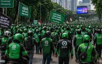 Pemerintah Siapkan Strategi Mitigasi PHK Massal dan Aturan Baru Komisi Ojol 8 Persen