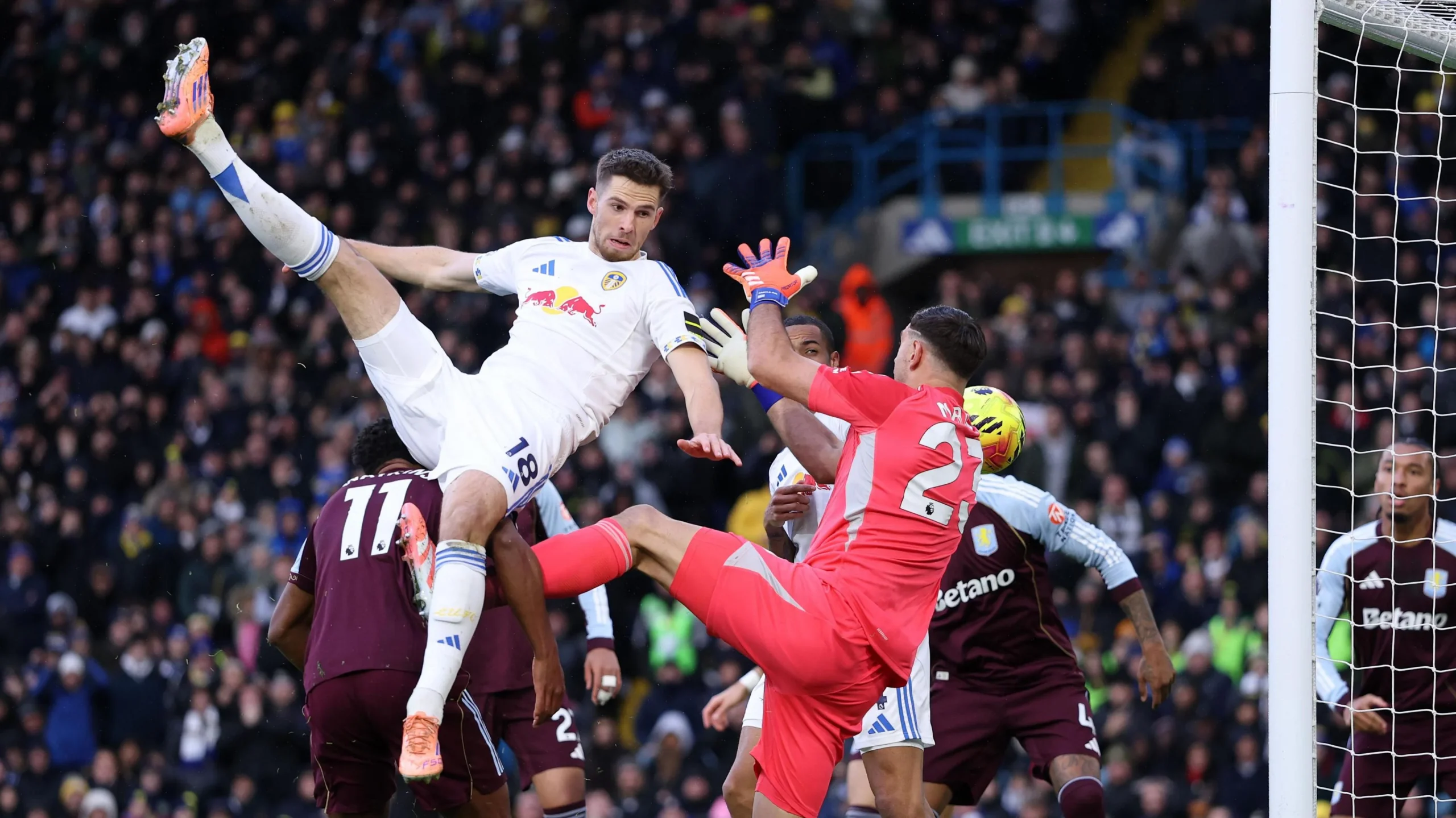 Perebutan James Trafford: Pertarungan £40 Juta Antara Leeds dan Aston Villa