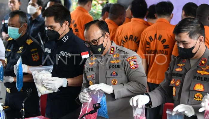 Polisi Tangkap Tiga Bandar Narkoba dan Menggeledah Ruko di Cipete
