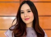 Sarah Gibson Tolak Permintaan Maaf Suami yang Ketahuan Selingkuh, Buket Bunga Berakhir di Tempat Sampah