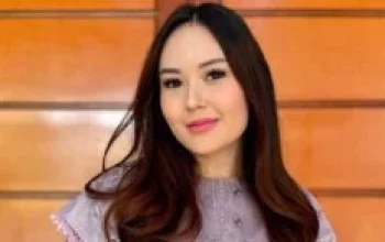 Sarah Gibson Tolak Permintaan Maaf Suami yang Ketahuan Selingkuh, Buket Bunga Berakhir di Tempat Sampah