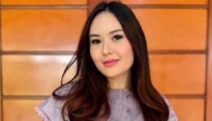 Sarah Gibson Tolak Permintaan Maaf Suami yang Ketahuan Selingkuh, Buket Bunga Berakhir di Tempat Sampah