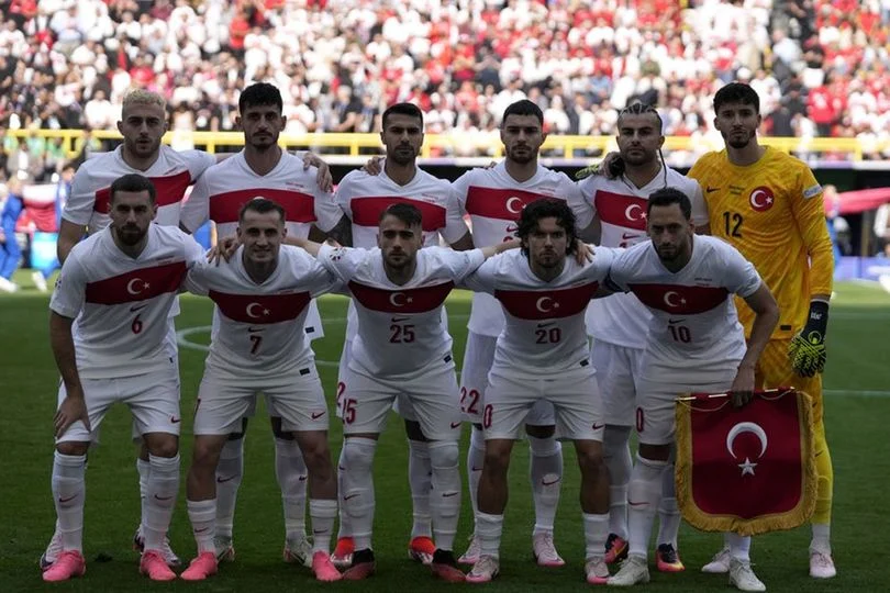 Tim Nasional Sepak Bola Turki vs Paraguay: Pertarungan Sengit di Lapangan