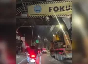 Truk Angkut Crane Nyangkut di JPO, Jakarta Selatan Mengalami Kemacetan Parah