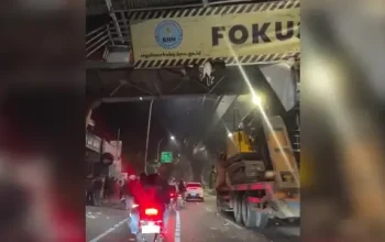 Truk Angkut Crane Nyangkut di JPO, Jakarta Selatan Mengalami Kemacetan Parah