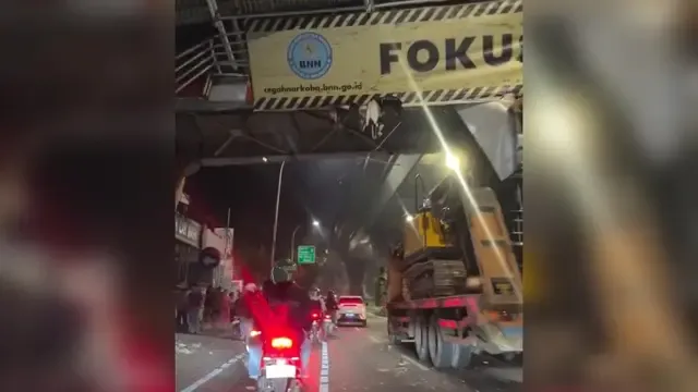 Truk Angkut Crane Nyangkut di JPO, Jakarta Selatan Mengalami Kemacetan Parah