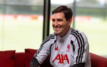 Andoni Iraola Hadapi Tantangan Besar di Liverpool