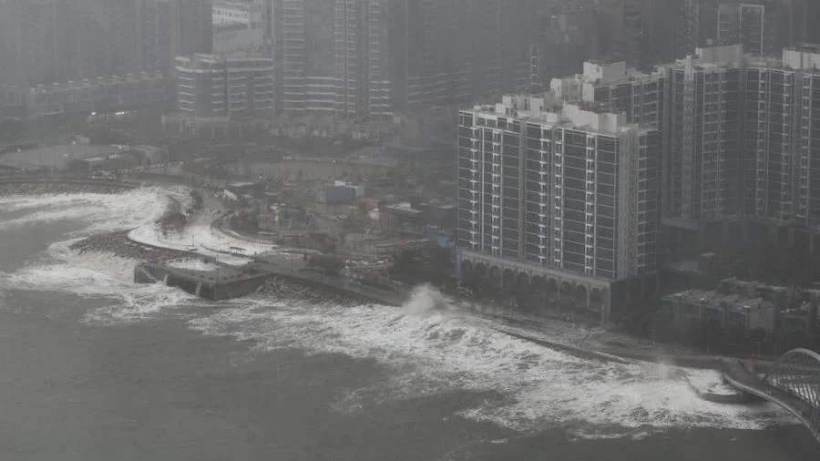 Badai Topan Noul Menghantam Hong Kong, Lebih Dari Sejuta Warga Mengungsi