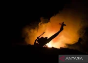Helikopter Militer Jatuh di Texas, Dua Awak Tewas dan Kebakaran Lahan di Indonesia