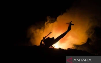 Helikopter Militer Jatuh di Texas, Dua Awak Tewas dan Kebakaran Lahan di Indonesia