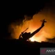 Helikopter Militer Jatuh di Texas, Dua Awak Tewas dan Kebakaran Lahan di Indonesia