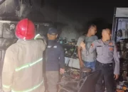 Kebakaran Melanda Kios di Lamongan, 24 Kios Hancur