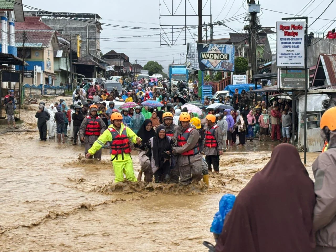 Krisis Pensiun dan Bencana Alam Mengancam Masyarakat, Sementara Dunia Olahraga Mengalami Perubahan