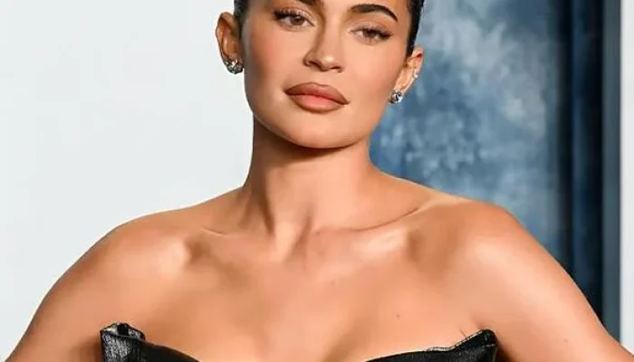 Kylie Jenner Lahirkan Tren Tacky Glam Kembali, Berikut Tips Menjadi Glamor Ala Selebriti