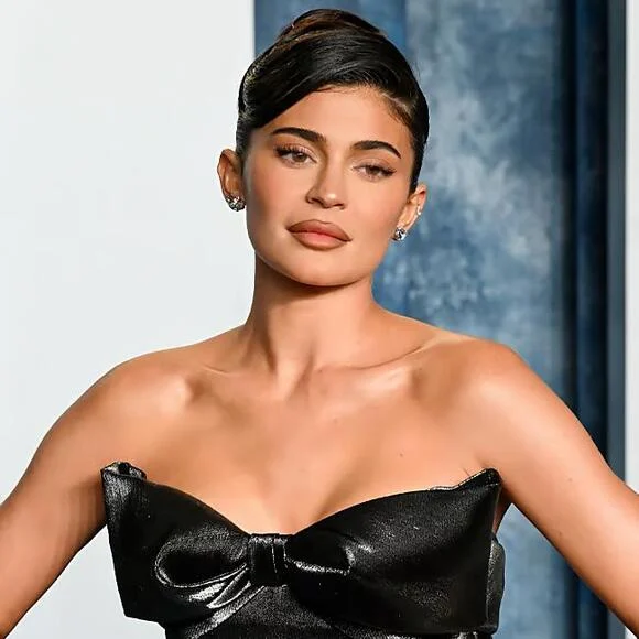 Kylie Jenner Lahirkan Tren Tacky Glam Kembali, Berikut Tips Menjadi Glamor Ala Selebriti