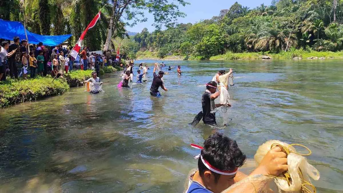 Masyarakat Desa Penaruban Merayakan HUT RI dengan Menjala Ikan dan Melestarikan Lingkungan