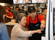 Mengintip Kehidupan di Balik Layar: Dari McDonald's hingga Dunia Musik