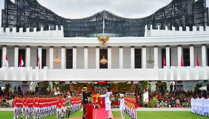 Perayaan Kemerdekaan dengan Bendera Merah Putih dan Informasi tentang Pelat Nomor