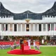Perayaan Kemerdekaan dengan Bendera Merah Putih dan Informasi tentang Pelat Nomor