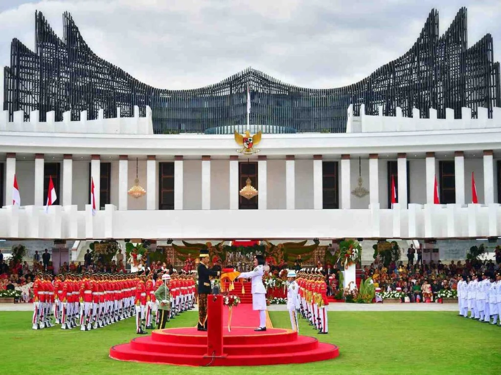 Perayaan Kemerdekaan dengan Bendera Merah Putih dan Informasi tentang Pelat Nomor