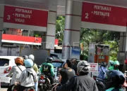 Pertamax Turun, Mahasiswa Lega namun Antrean Pertalite Masih Panjang