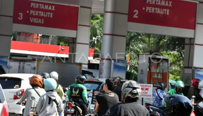 Pertamax Turun, Mahasiswa Lega namun Antrean Pertalite Masih Panjang