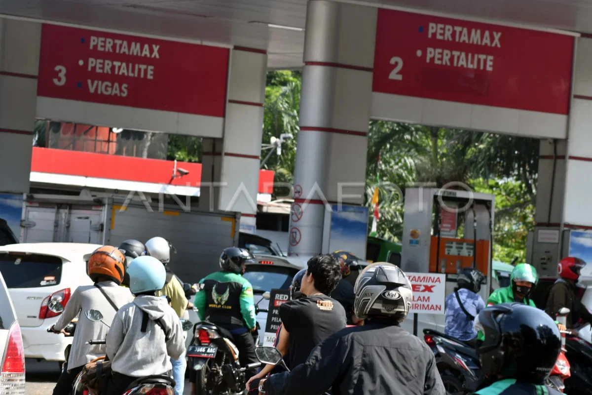 Pertamax Turun, Mahasiswa Lega namun Antrean Pertalite Masih Panjang