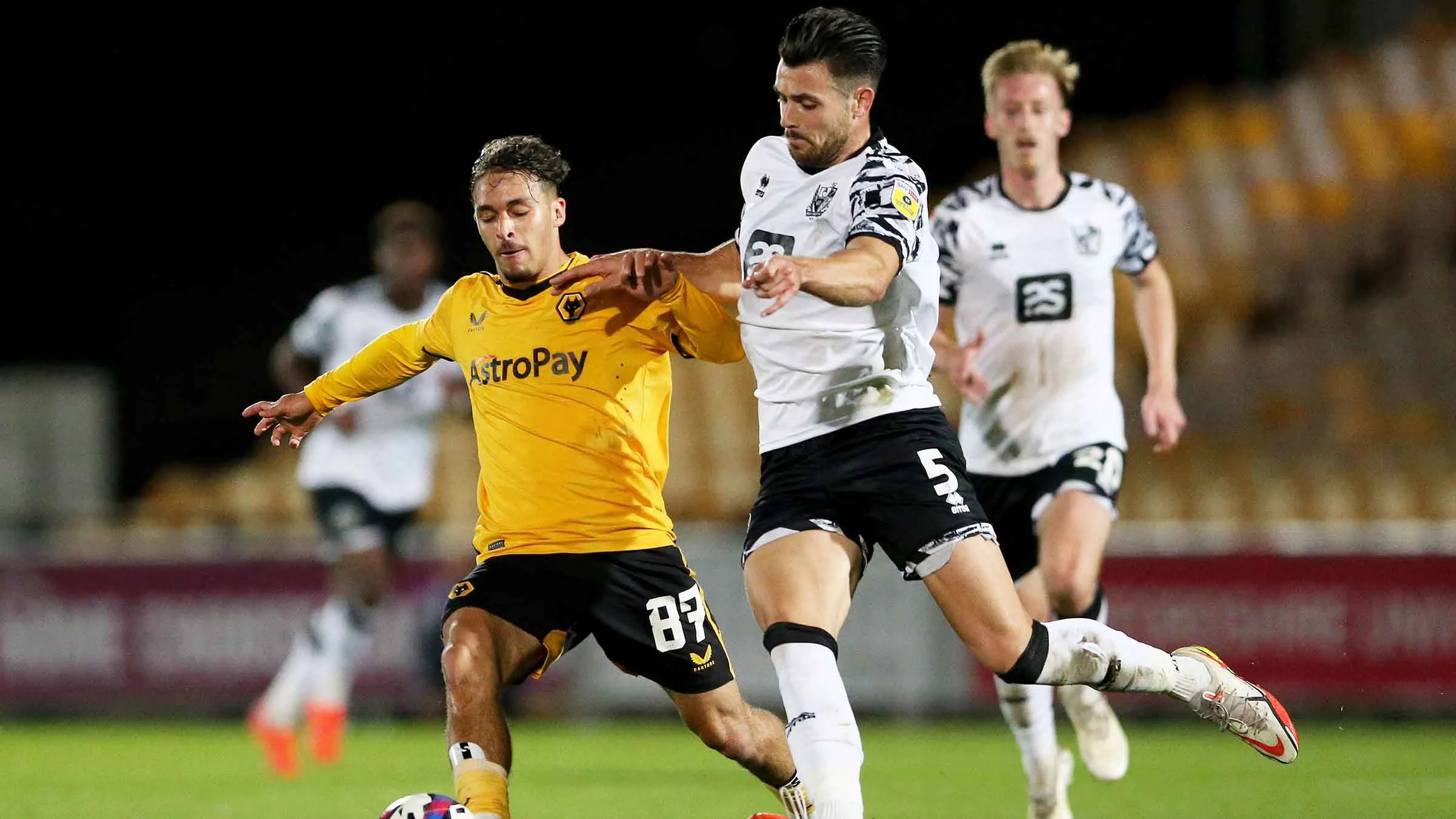 Pertandingan Sengit Wolves vs Port Vale: Kemenangan dan Kericuhan