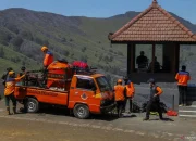 Pratikno Turun Langsung Tangani Kebakaran Hutan di Bromo, Pemerintah Berupaya Pemadaman yang Efektif