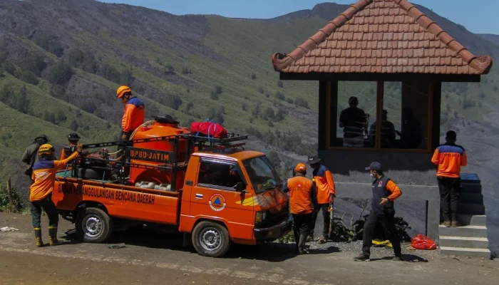 Pratikno Turun Langsung Tangani Kebakaran Hutan di Bromo, Pemerintah Berupaya Pemadaman yang Efektif