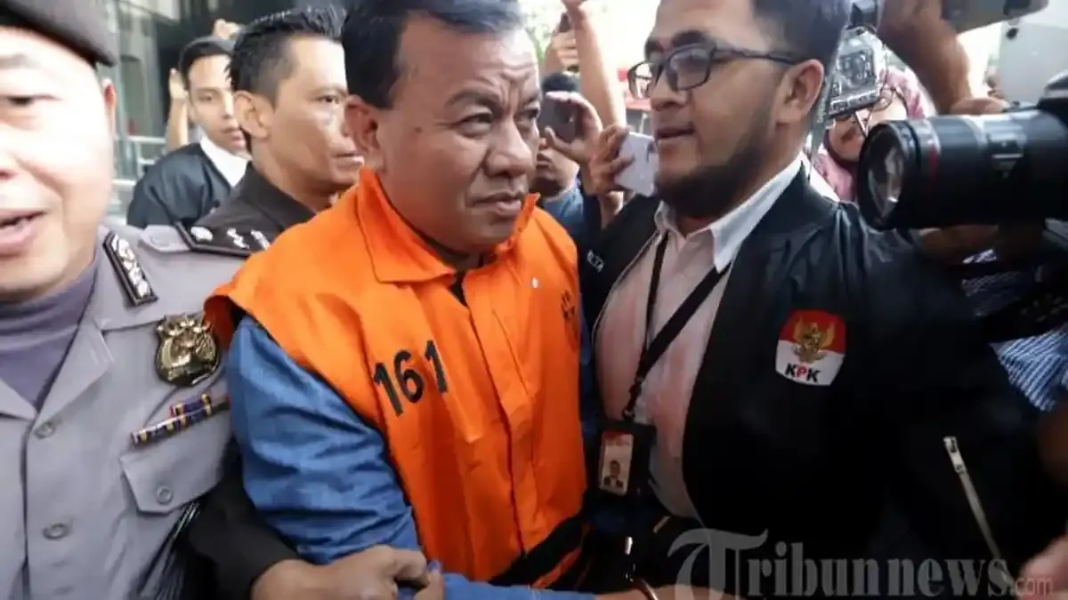 Raja Juli Antoni: Dari Kasus Korupsi Hingga Upaya Pemadaman Kebakaran di Gunung Bromo