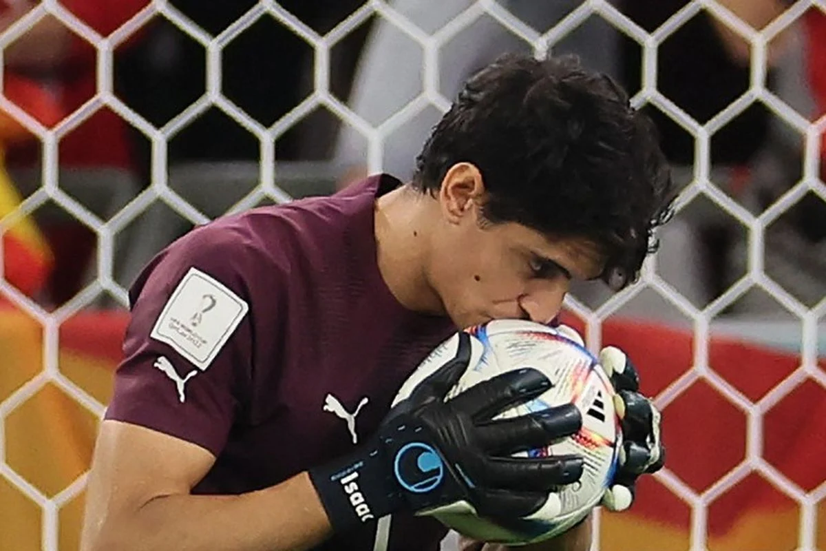 Yassine Bounou: Kiper Maroko yang Membuat Al-Hilal Mengambil Keputusan Tersulit